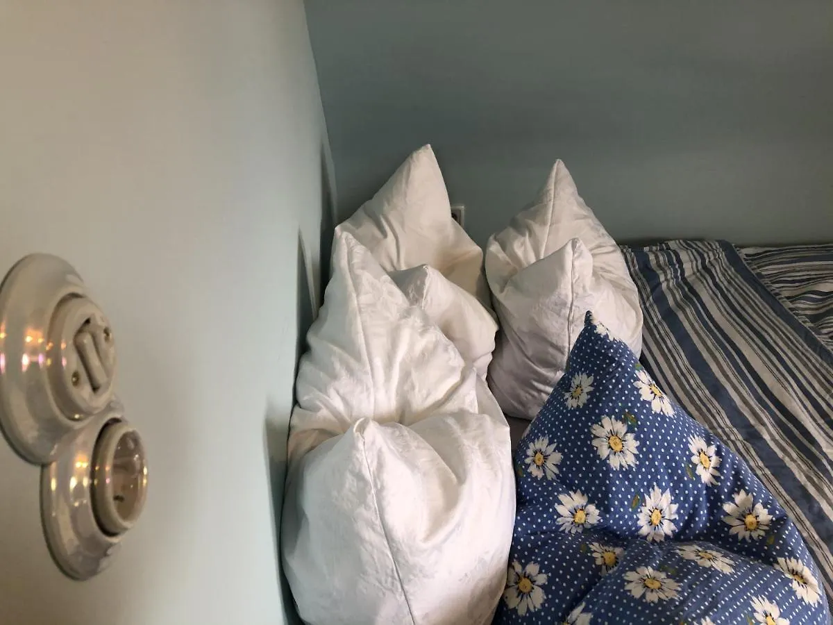 Blaues Zimmer Mit Grossem Balkon, Bad Ist Ein Traum, 50 Schritte Zum Radweg Am Main,Ideal For Short Stay Mainstockheim Guest house