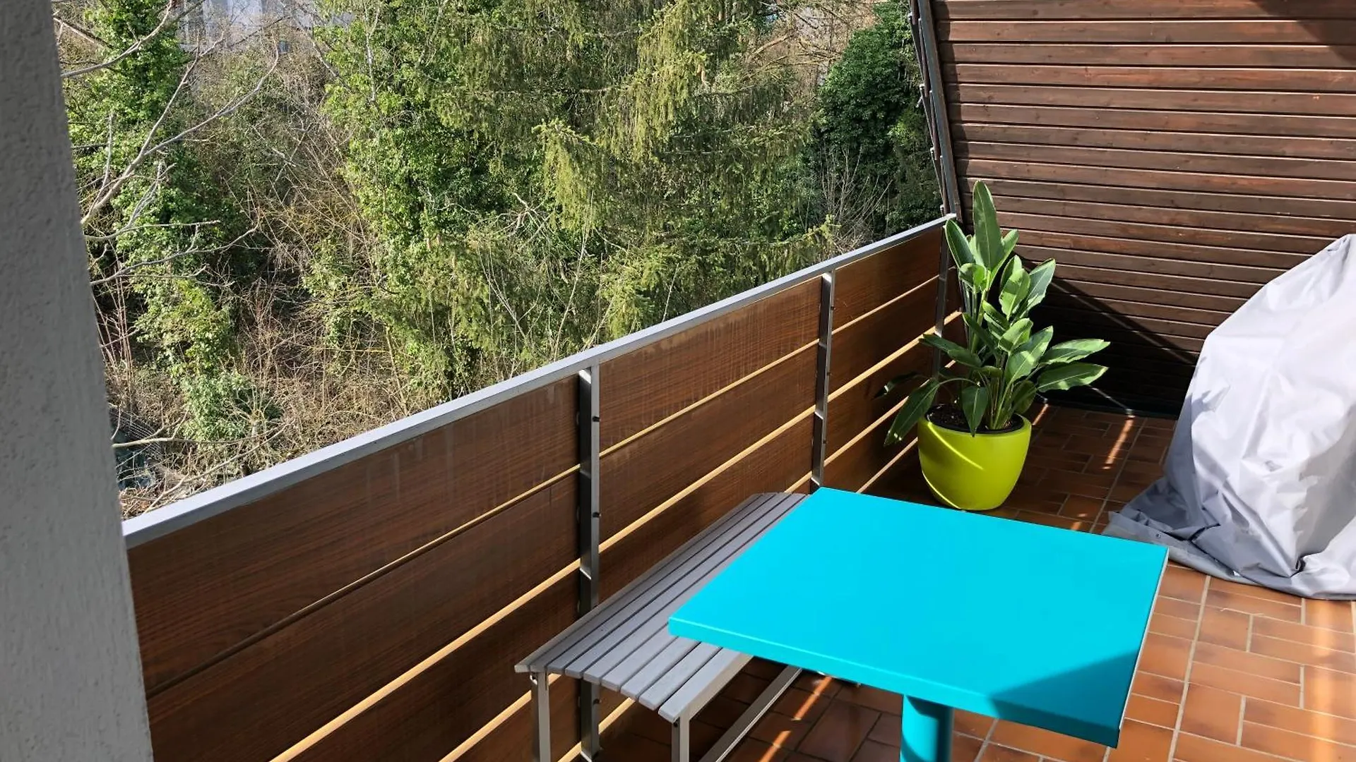 Blaues Zimmer Mit Grossem Balkon, Bad Ist Ein Traum, 50 Schritte Zum Radweg Am Main,Ideal For Short Stay Mainstockheim Guest house